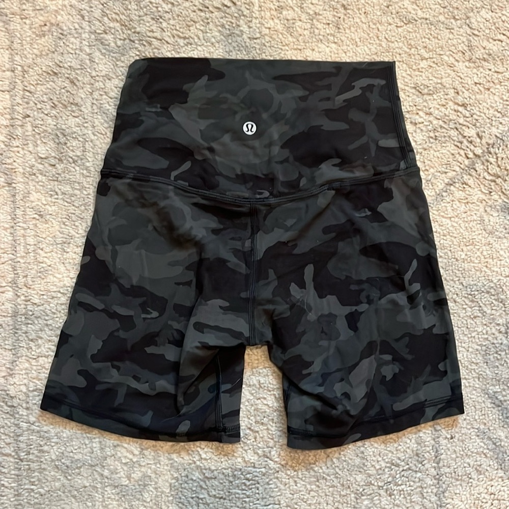 Lululemonn 6” align biker short sz 2!